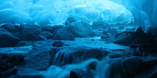 Gua es Mendenhall, keajaiban gua es di Alaska