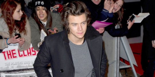 Harry Styles makin keren dengan rambut berantakan, sepakat?