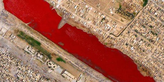 Fenomena danau darah yang misterius di Sadr, Irak