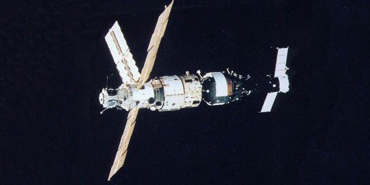 di dunia yang punya satelit sendiri rev2