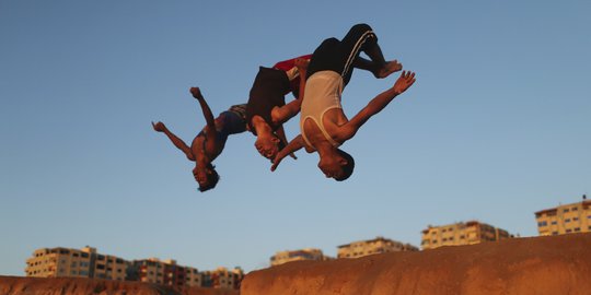 Aksi ekstrem para ABG Palestina berlatih 'parkour'