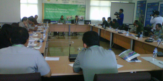 Workshop agen perubahan dengan field trip langsung ke petani