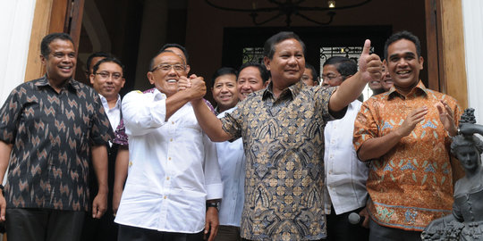 Keakraban Prabowo saat bertemu Ical