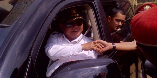 Lihat wartawan di Bandara Halim, Prabowo ogah turun mobil