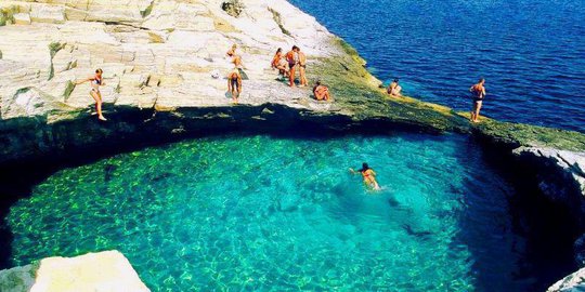 6 kolam renang natural dengan pemandangan terindah di dunia