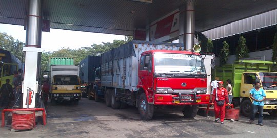 Solar di SPBU Batam langka, truk dan bus antre panjang