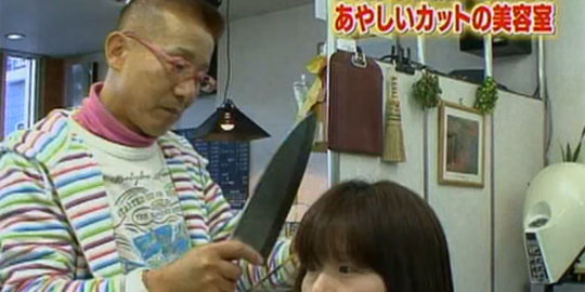 Tukang cukur ini menggunakan pisau daging untuk memangkas rambut