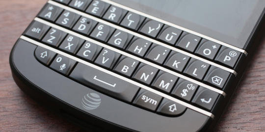 Telah hadir BlackBerry Q10 berlapis emas, berminat?