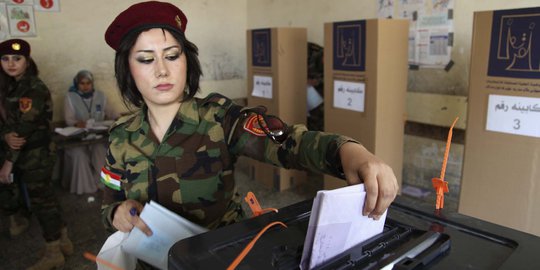 Mengintip gaya tentara wanita Kurdi saat ikut pemilu Irak