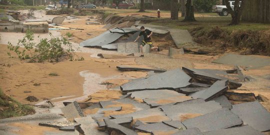 Terjangan banjir bandang hancurkan jalanan di Florida