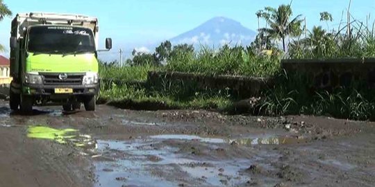Parahnya jalan rusak di jalur evakuasi Merapi