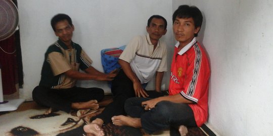 Tengok buruh sakit, Jokowi sindir demo hura-hura