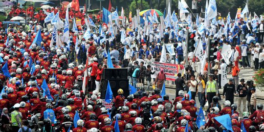 13 Tuntutan dikabulkan Soekarwo, buruh nyalakan kembang api