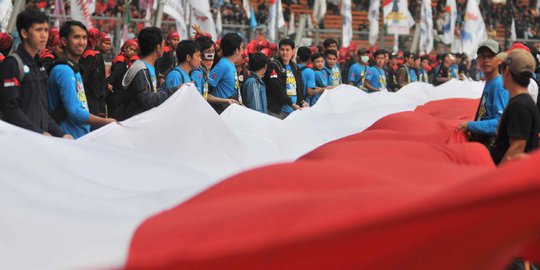 Bendera raksasa sepanjang 100 meter hiasi May Day di GBK