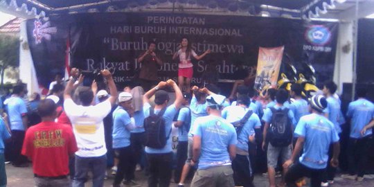 Peringati May Day, buruh di Yogyakarta asyik dangdutan