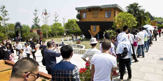 Antusiasme wisatawan kunjungi rumah terbalik di Shanghai
