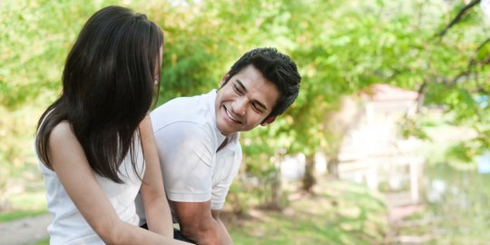 5 alasan pria mendadak minta wanita jadi lebih feminin