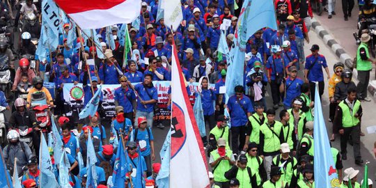 Aksi long march ribuan buruh tuntut upah layak dan kesejahteraan