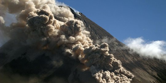 Demi cari makan, penambang pasir tak peduli bahaya Merapi
