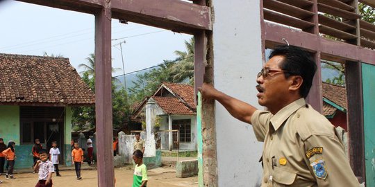siswa sd belajar di tenda rev1