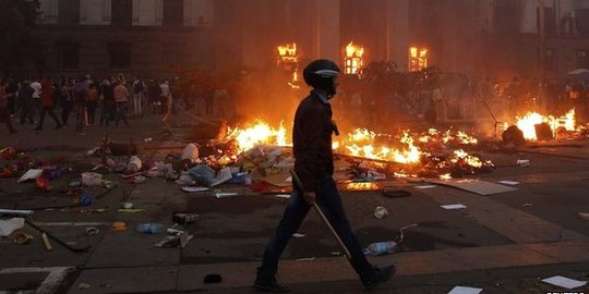 Bentrokan di Ukraina, massa bakar gedung, 31 tewas