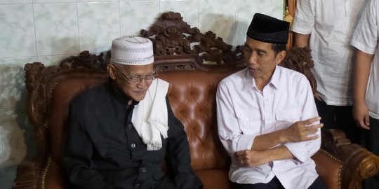 Jokowi dan ketua dewan syuro PKB ngaji kitab kuning