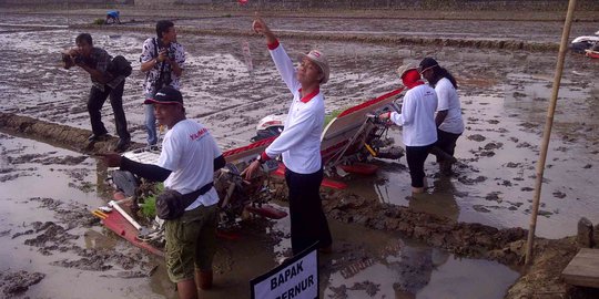 Aksi Ganjar Pranowo saat tanam padi di Karanganyar