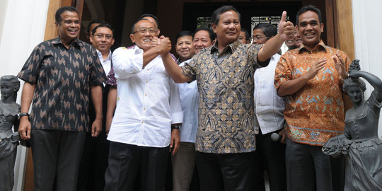 Ical naik helikopter, disambut Prabowo pakai topi koboi