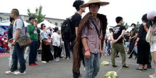 Kesepian, banyak remaja di China jalan-jalan sambil bawa kubis
