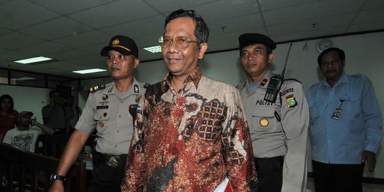 Usai bersaksi, Mahfud MD salaman dengan Akil sambil senyum