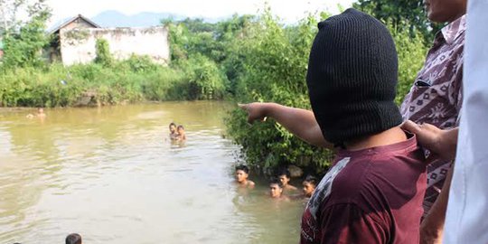 Polisi buru dua orang yang pernah sodomi Emon