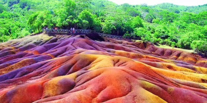 Ajaibnya pasir warna warni di Tanah Tujuh Warna Chamarel 