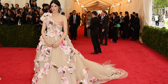 10 Selebriti dengan gaun tercantik pada pagelaran Met Gala 2014