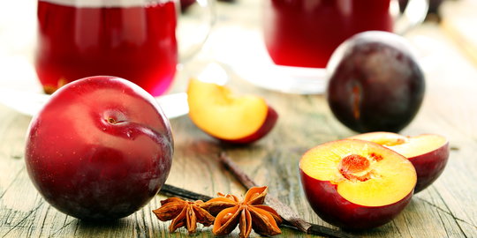Ini 7 manfaat minum jus plum saat hamil