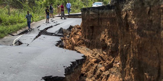 Kondisi parah jalan ambles & terbelah akibat gempa di Thailand