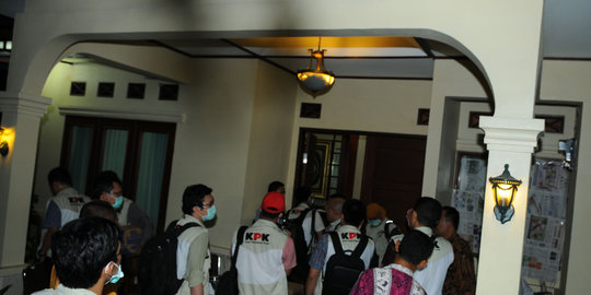 Malam ini, rumah Anas digeledah KPK