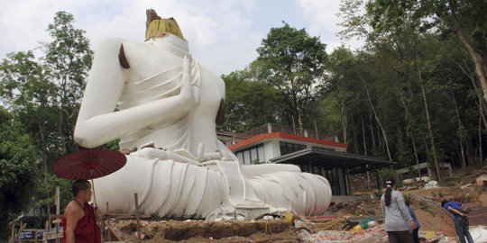 Dihantam gempa, kepala patung Buddha di Thailand putus