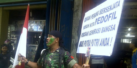 Pakai baju loreng tempur, Kopral Bagyo ajak perangi paedofil