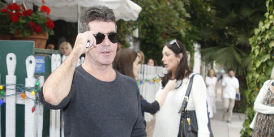Bayi Simon Cowell makin lama makin ganteng, sepakat?