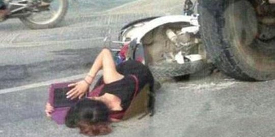 Ditabrak truk, gadis China tunggu ambulans sambil belajar