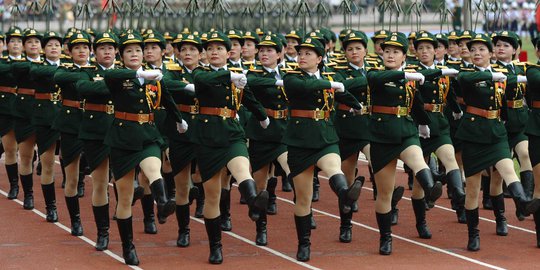 Aksi militer wanita meriahkan parade 60 Tahun perang Vietnam