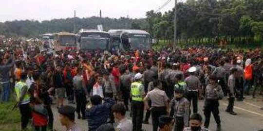 Jakmania tutup jalan Tol Cikampek, kemacetan capai 2 Km