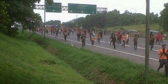 Dihalau polisi, Jakmania banjiri Tol Cikampek