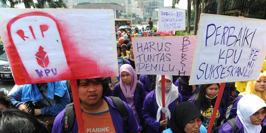 Ratusan mahasiswa demo beri nilai rapor 'merah' KPU