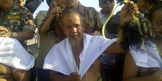 Bupati Bogor dicokok KPK, warga lakukan aksi cukur rambut