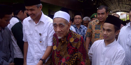 Ketemu Mbah Mun, Ganjar curhat soal jalan rusak dan pupuk langka