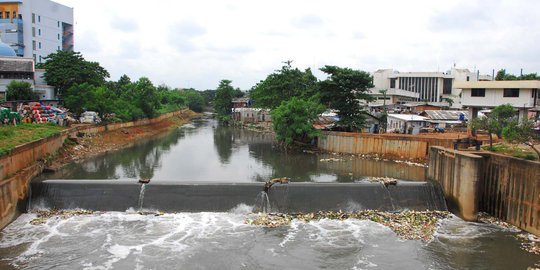 Jokowi targetkan sodetan Kali Ciliwung ke KBT selesai 2015