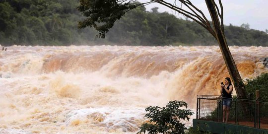 Melihat indahnya air terjun Saltos del Monday