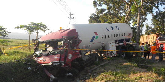  Truk  tangki  Pertamina seruduk mobil 3 penumpang tewas 