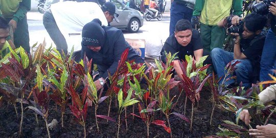 Wali Kota Risma tanam bunga di Taman Bungkul